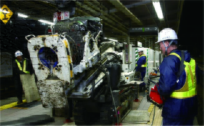 ＪＲ東日本のホームドア工事の様子